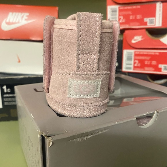 Ugg - Picture 2 of 6